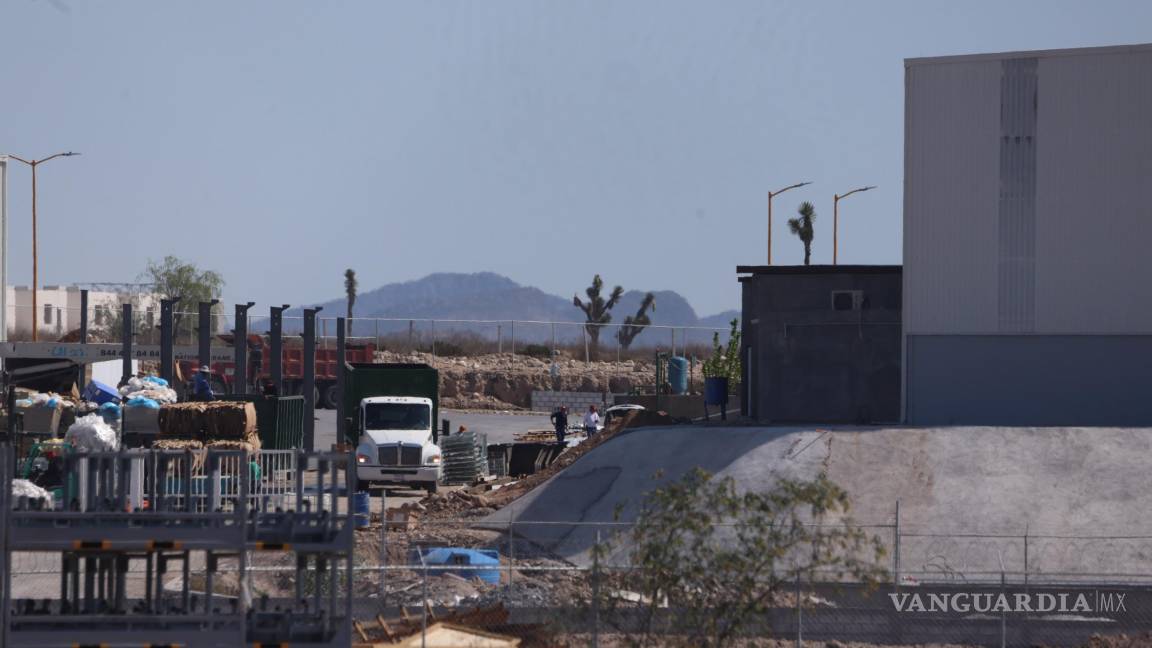 $!Área exterior de la planta donde se almacenaban tarimas, basuras y tambos vacíos, según testigos, fue el punto de inicio del incendio.