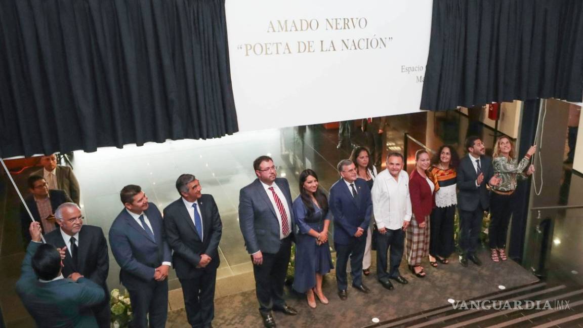 Devela Beatriz Gutiérrez Müller en letras de oro nombre de Amado Nervo en el Senado