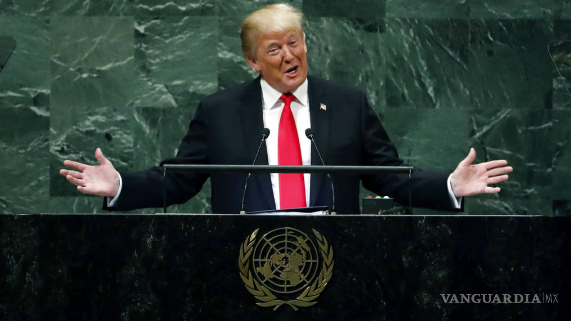 Trump causa risa entre audiencia al hablar de logros de EU