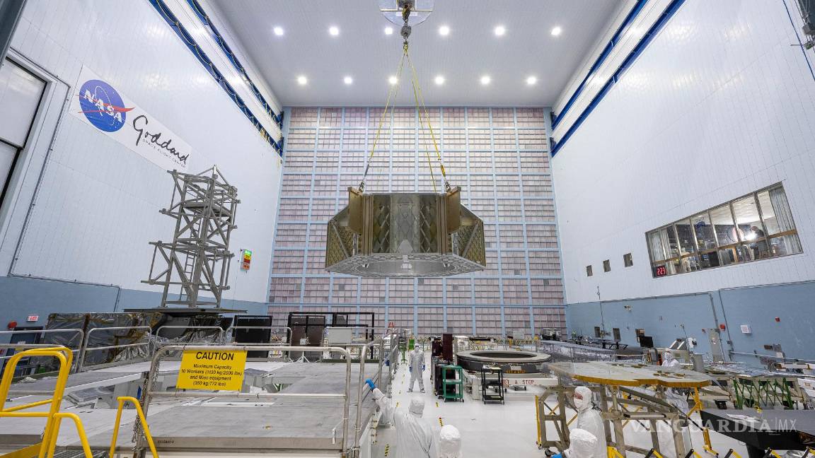$!Fotografía de la gran estructura primaria hexagonal del Telescopio Espacial Roman suspendida del techo en pleno vuelo en el interior.