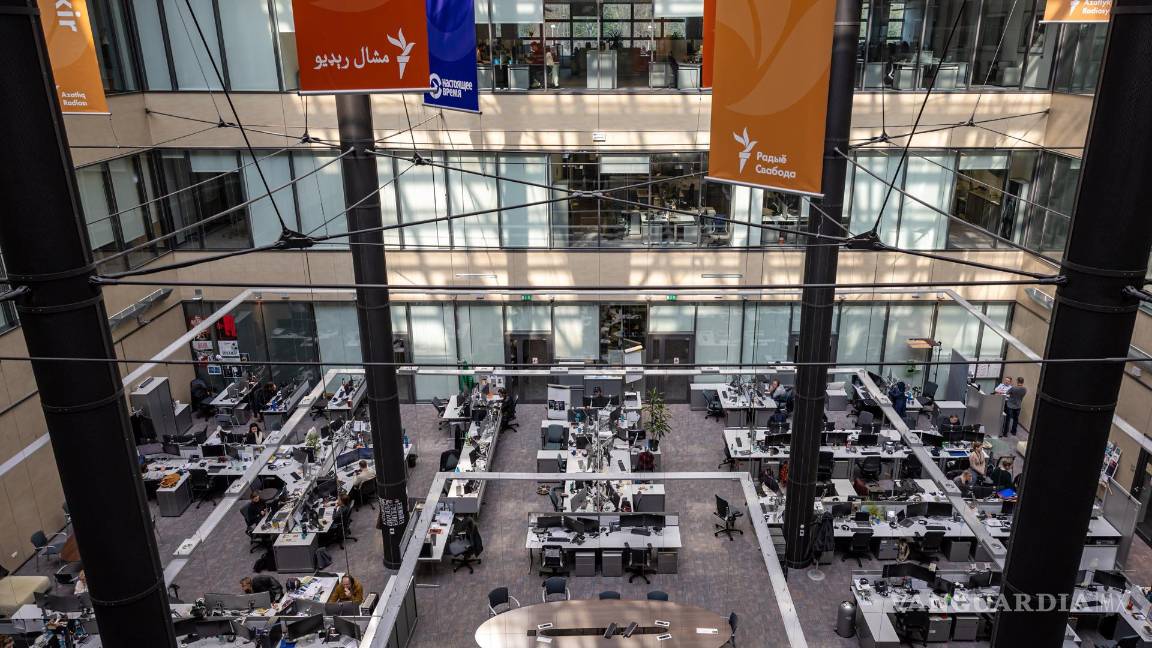 $!Vista general de la sala de redacción de la sede de Radio Free Europe/Radio Liberty en Praga, República Checa.