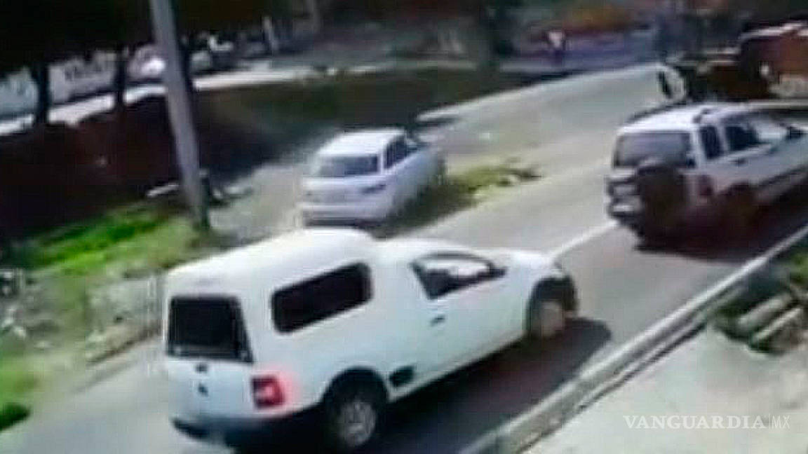 Jóvenes asaltan gasolinera y al huir atropellan a policías (video)