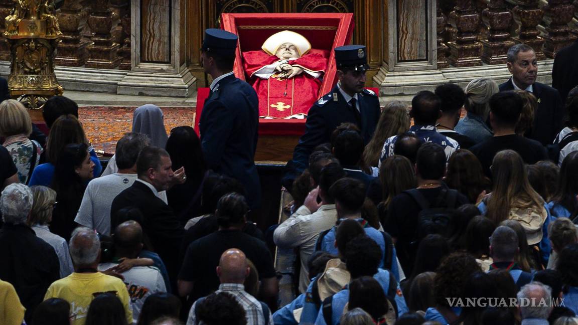 $!En las últimas horas se han difundido imágenes de personas se detrienien ante el féretro para tomarse una selfie ante al cuerpo de Francisco dentro del ataúd.