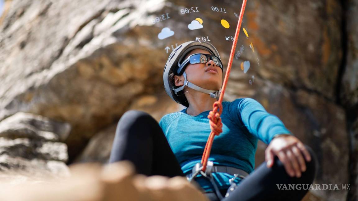$!Escaladora en una montaña visualizando datos con gafas de RA.
