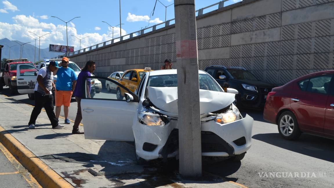 Impacta poste al norte de Saltillo por ver celular