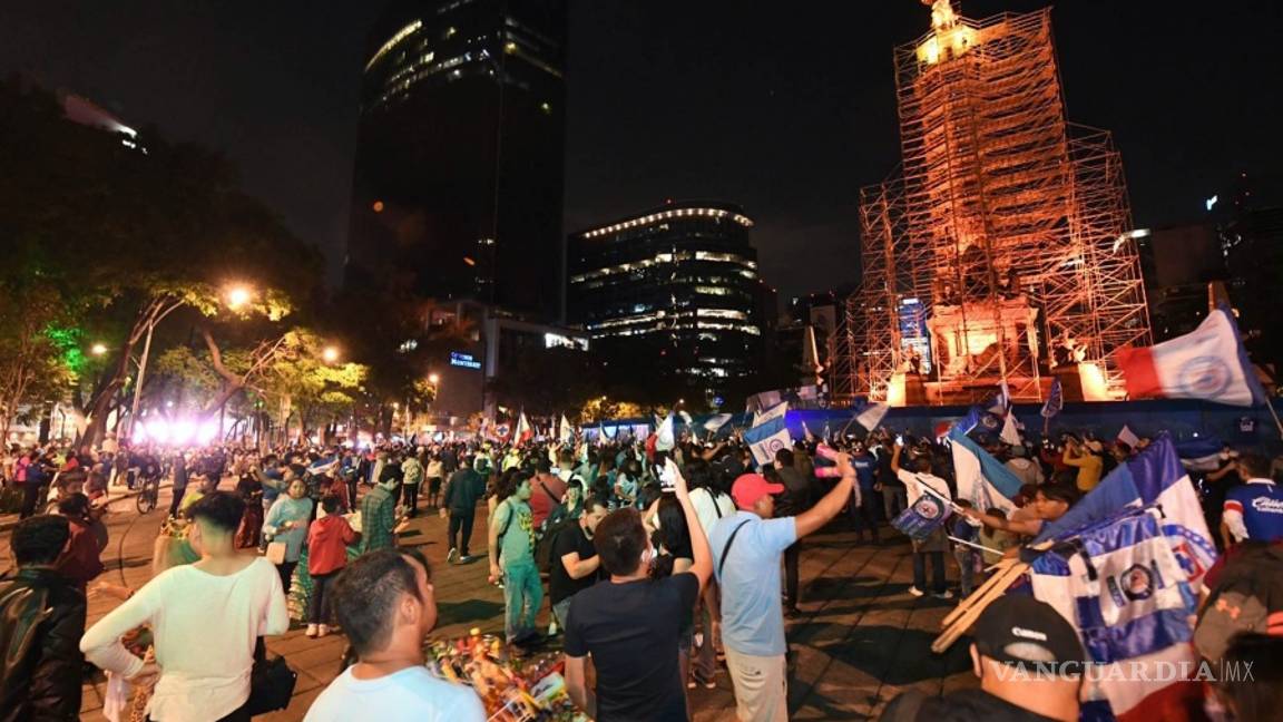 $!Después de 23 años en silencio, así celebran aficionados al campeón Cruz Azul