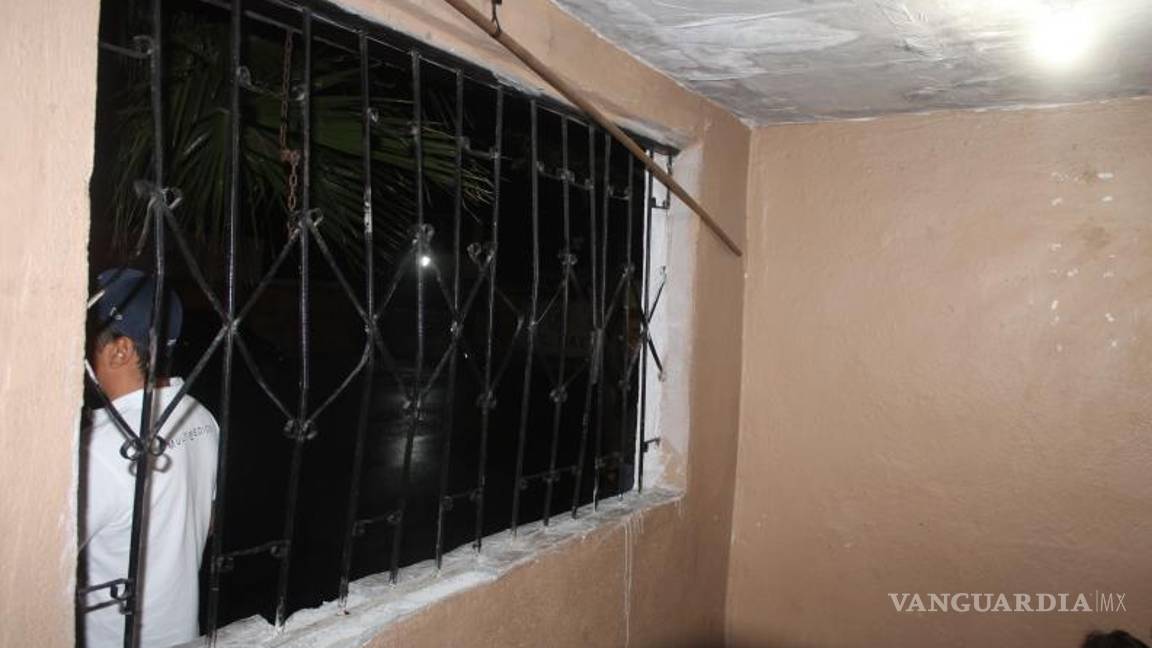 $!La propietaria de la vivienda afectada mostró las rejas y la puerta principal dañadas tras el enfrentamiento.