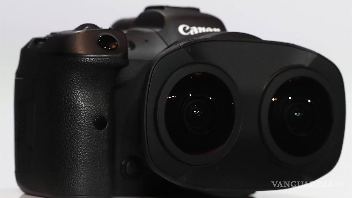 $!La nueva lente estéreo de Canon se muestra durante la conferencia de prensa de Canon durante el CES. EFE/EPA/Caroline Brehman