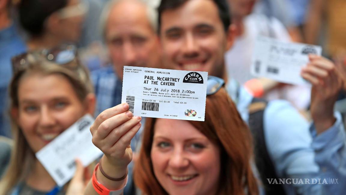 $!Sorprende McCartney con concierto gratuito en el famoso Cavern Club de Liverpool