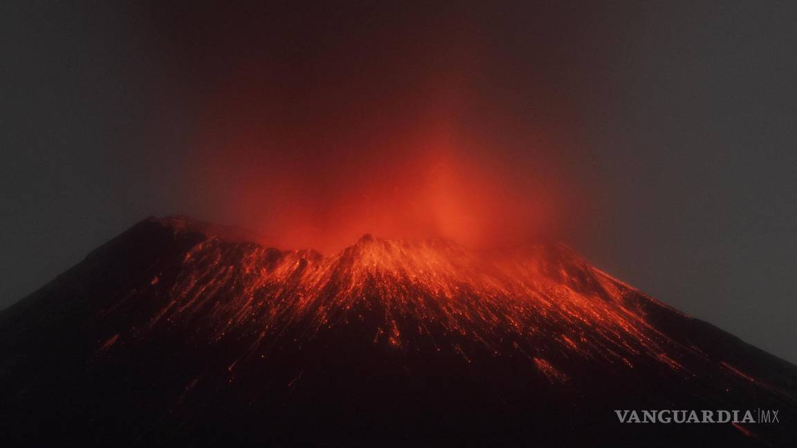$!Fotografía del volcán Popocatépetl en actividad en el poblado San Pedro Benito Juárez, en Puebla (México).