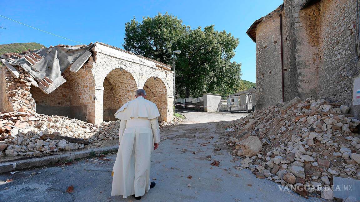 $!Papa Francisco visita de sorpresa Amatrice, pueblo italiano devastado por el terremoto (fotos)