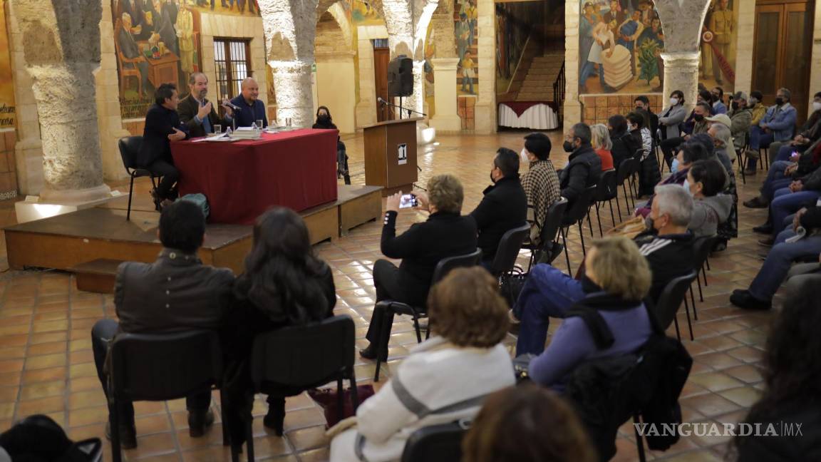 $!Villoro, Cervantes y Palomo: Desde la novela dialogan sobre la poesía