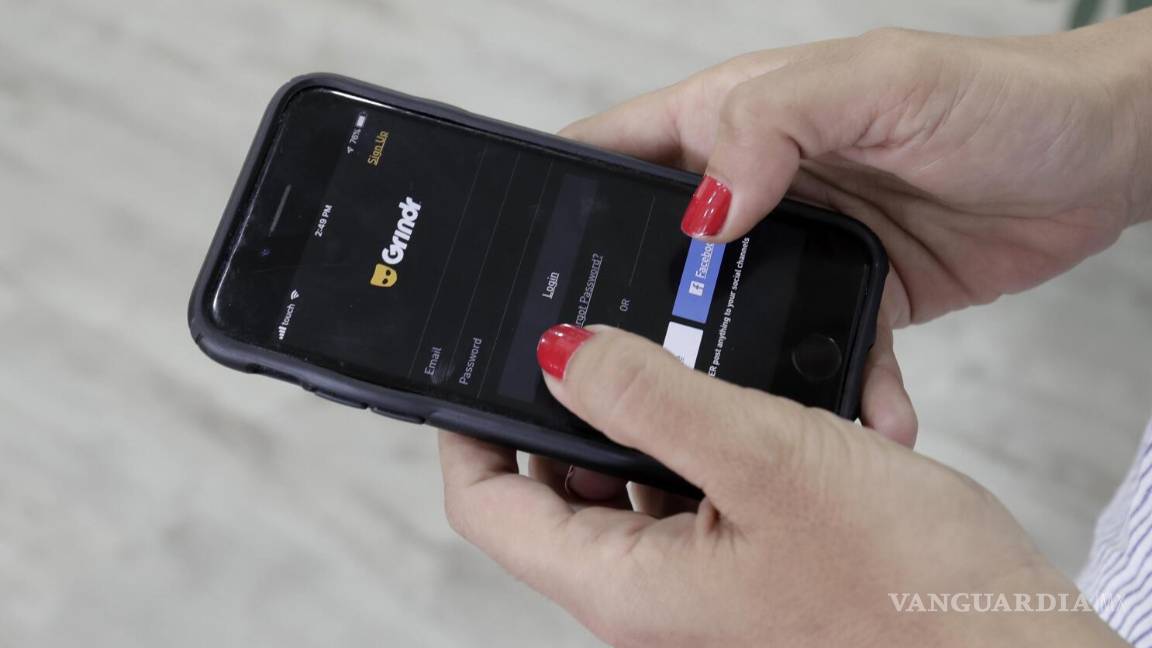 $!Una persona mira la aplicación Grindr en su teléfono móvil en Beirut, Líbano, el 29 de mayo de 2019.