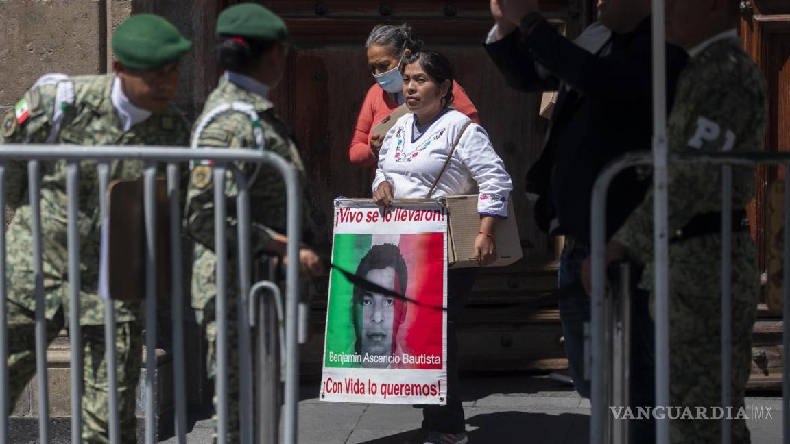 ‘El Presidente ha protegido mucho al Ejército’, padres de Ayotzinapa inconformes con reunión de AMLO
