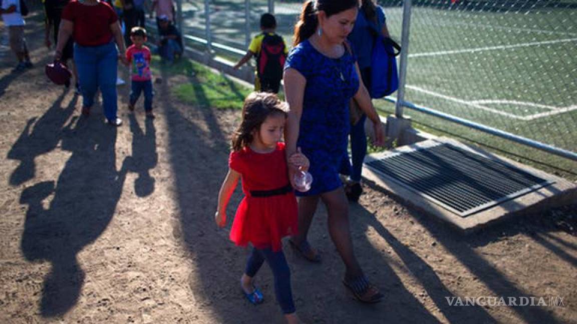 Padres deportados de Estados Unidos, en riesgo de perder custodia de sus hijos