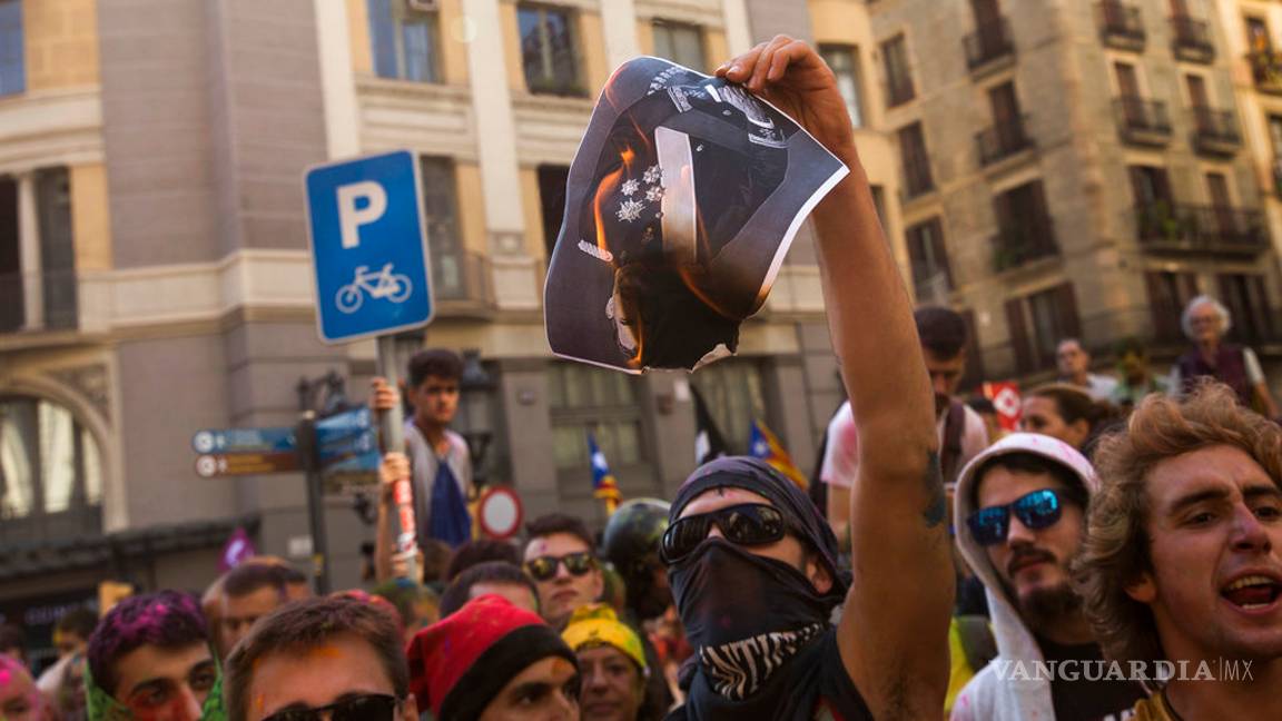 $!Policía se enfrenta a separatistas catalanes en Barcelona