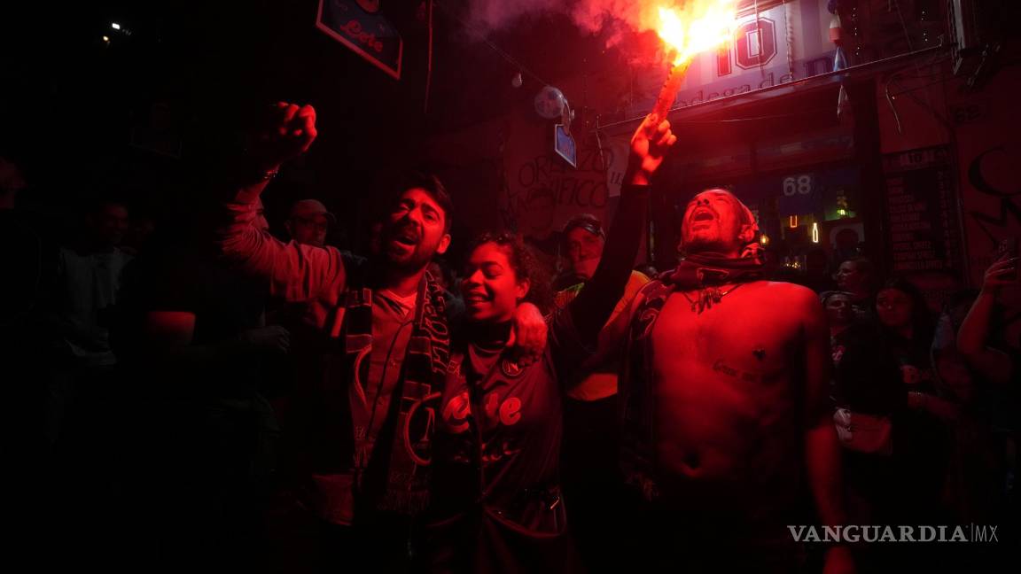 $!Las calles de Nápoles se inundaron de aficionados para celebrar el título de su equipo.