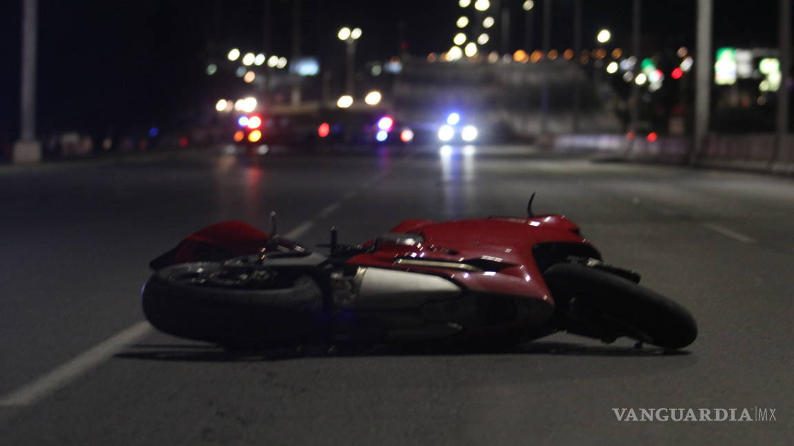 Joven de 16 años cae de motocicleta y muere atropellada por camión en bulevar Fundadores de Saltillo