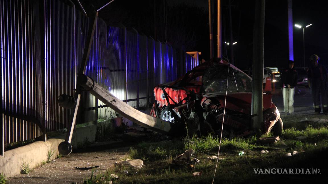 $!En carretera Saltillo-Monterrey muere copilota de 19 años en trágico accidente; conductor manejaba a exceso de velocidad