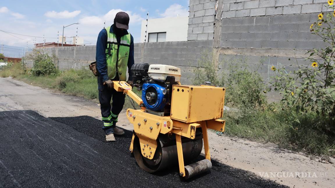 $!El Gobierno Municipal de Saltillo, con apoyo del Gobierno de Coahuila, intensifica acciones de reparación de calles en colonias y barrios de la ciudad.
