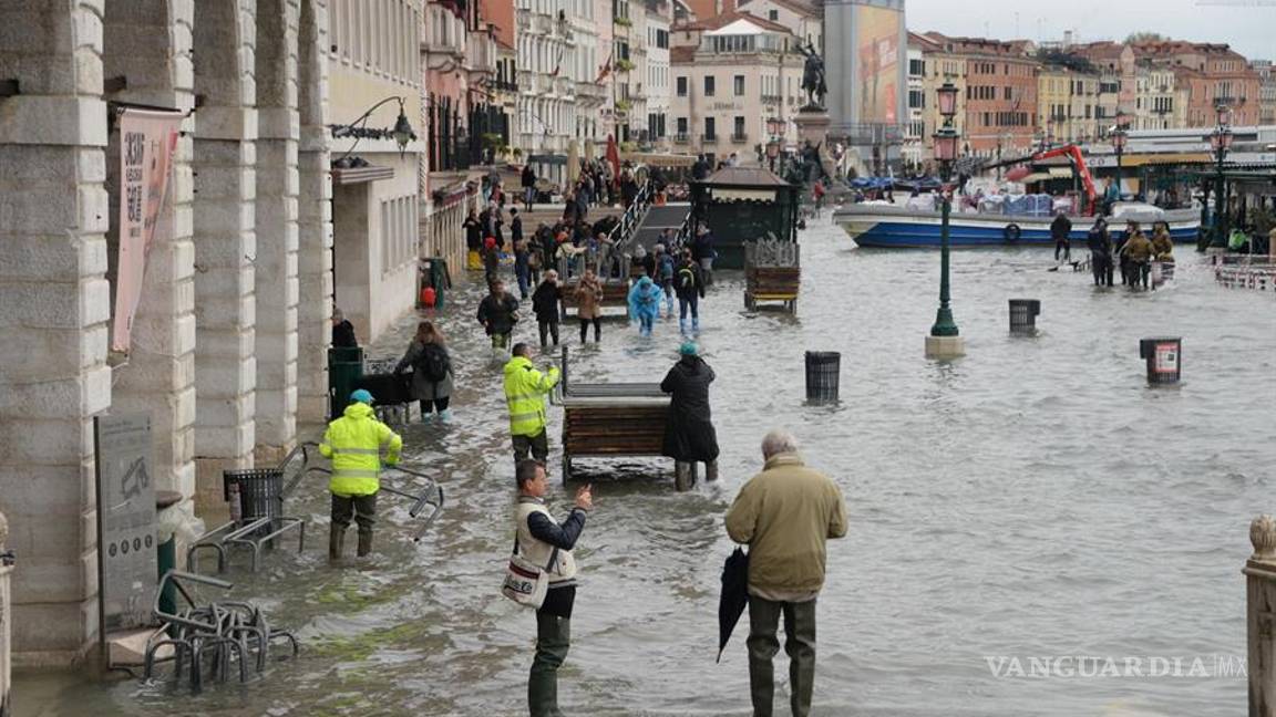 $!Venecia se ahoga, sufre peor inundación desde 1966