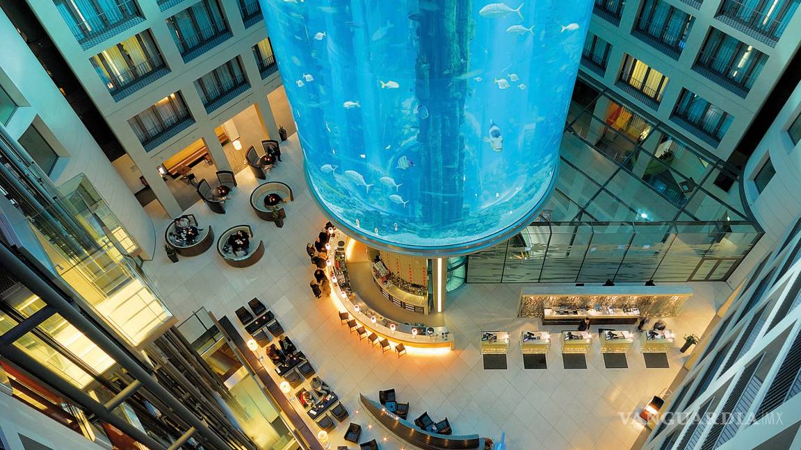 $!AquaDom, el acuario cilíndrico más grande del mundo