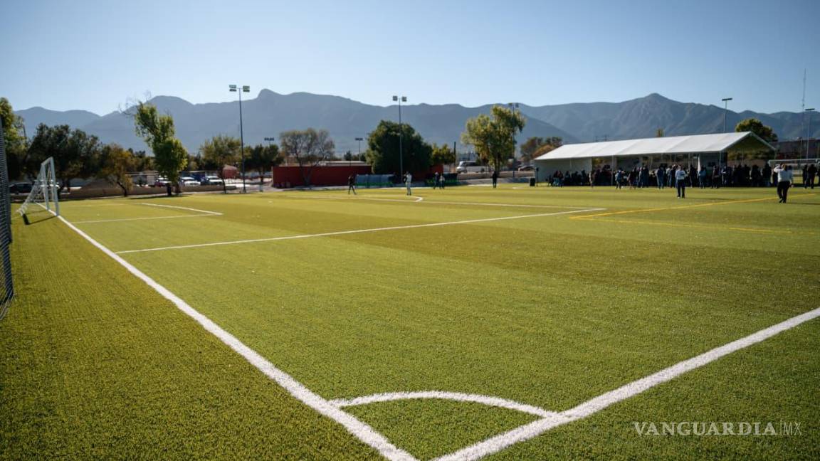 $!Vecinos y entrenadores, como el profesor Erik Castillo Pérez, agradecieron la obra, destacando el beneficio para cientos de deportistas locales.