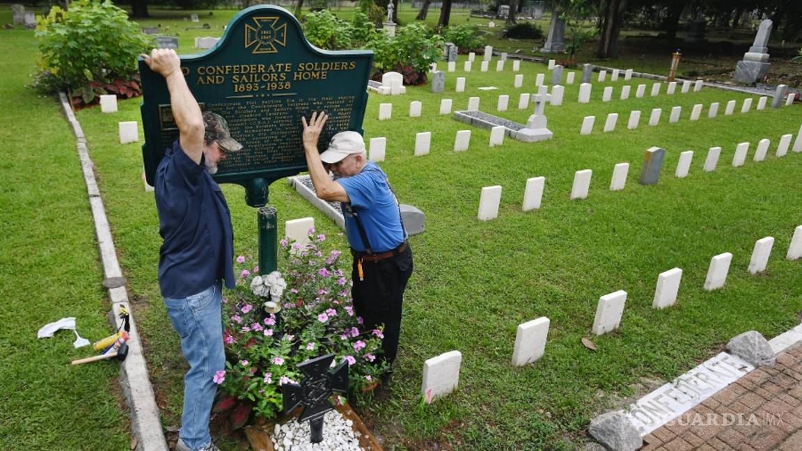 $!Monumentos y estatuas son víctimas de la ira y las protestas antirracistas en todo el mundo (fotos)