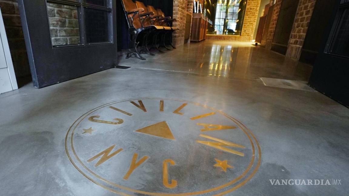 $!Pasillo del hotel The Civilian de Nueva York, que rinde homenaje a Broadway y sus trabajadores, con asientos rescatados de un teatro. AP/Richard Drew