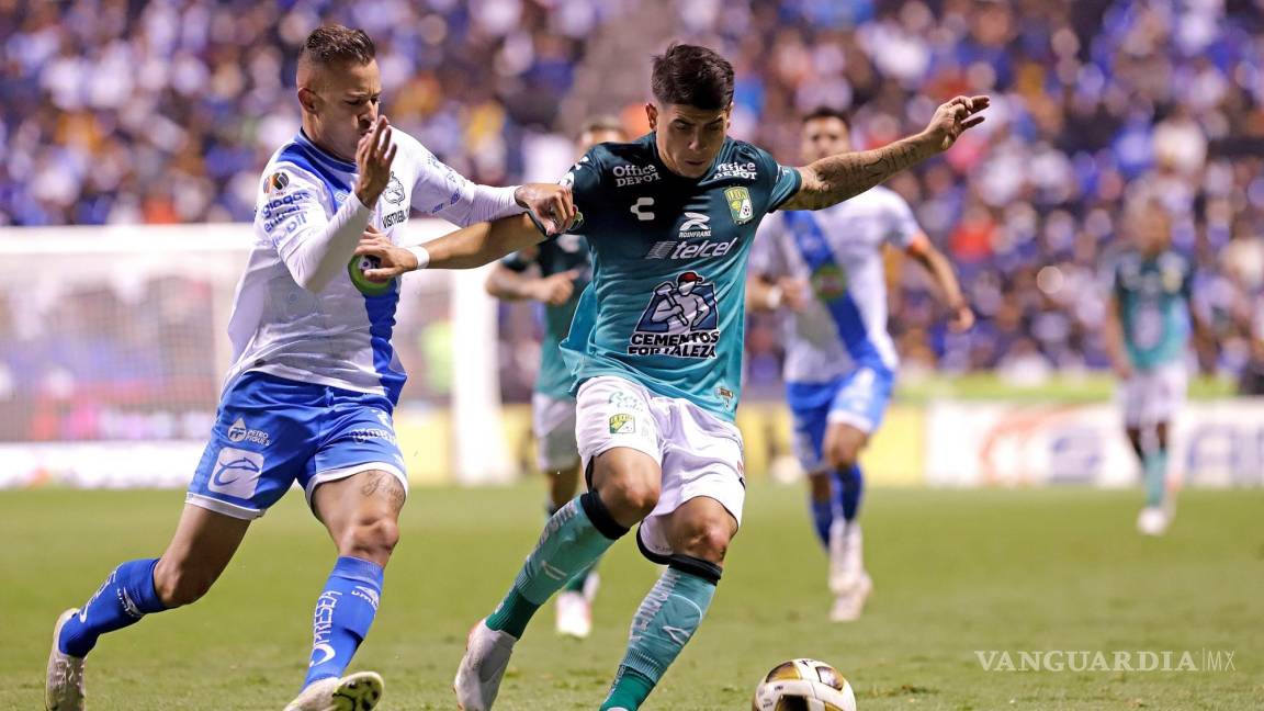 $!Santiago Colombatto (d) de León disputa el balón con Gustavo Ferrareis (i) de Club Puebla, durante un juego de ida de los cuartos de final del Torneo Apertura 2021 de la Liga MX del futbol mexicano, en el estadio Cuauhtémoc de la ciudad de Puebla