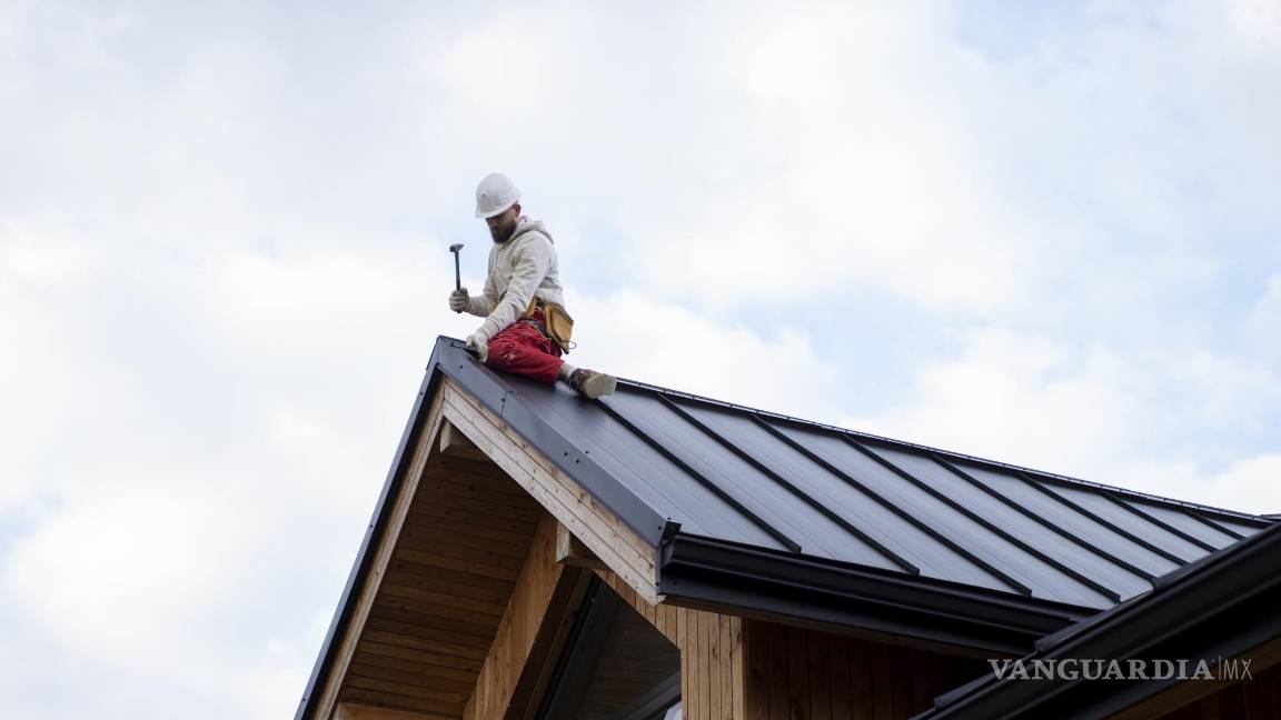 $!Las canaletas y bajantes ayudan a dirigir el agua de lluvia lejos del techo y las paredes de la casa.