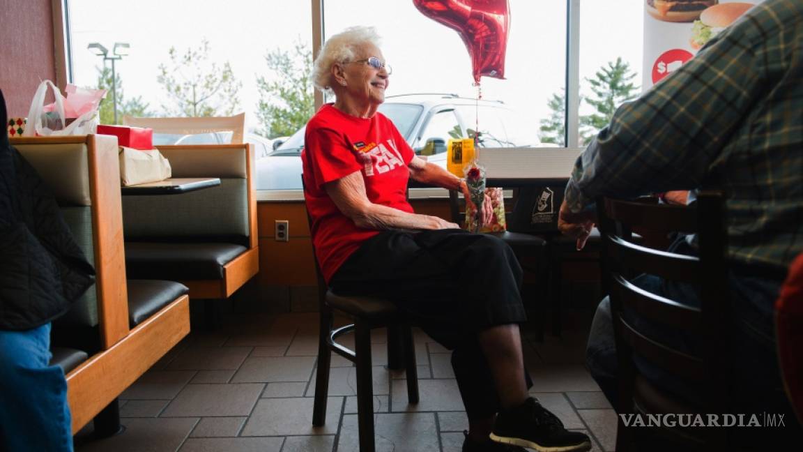 Loraine Maurer lleva trabajando en McDonald's 44 de sus 94 años y no planea jubilarse