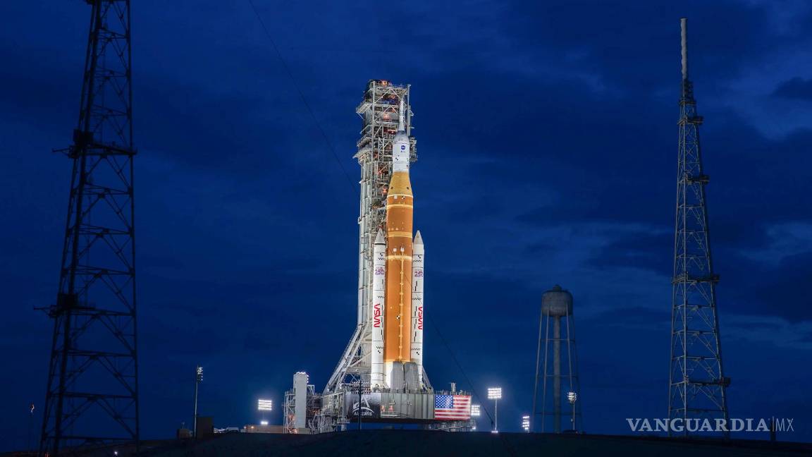 $!Wl cohete Artemis II SLS con la nave espacial Orion instalados e iluminados en el Complejo de Lanzamiento 39B del Centro Espacial Kennedy de la NASA en Florida .
