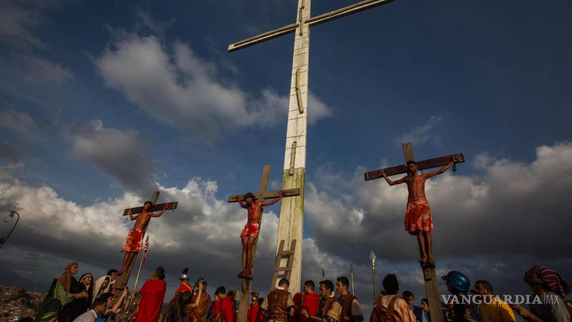 $!Cientos de personas participan en la representación del Via Crucis en el barrio El Nazareno, de Petare, en Caracas (Venezuela).