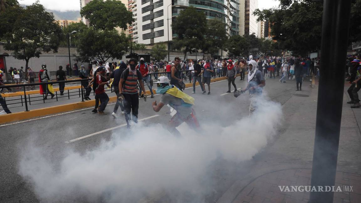 $!Con gas lacrimógeno policía dispersa a manifestantes opositores en Venezuela