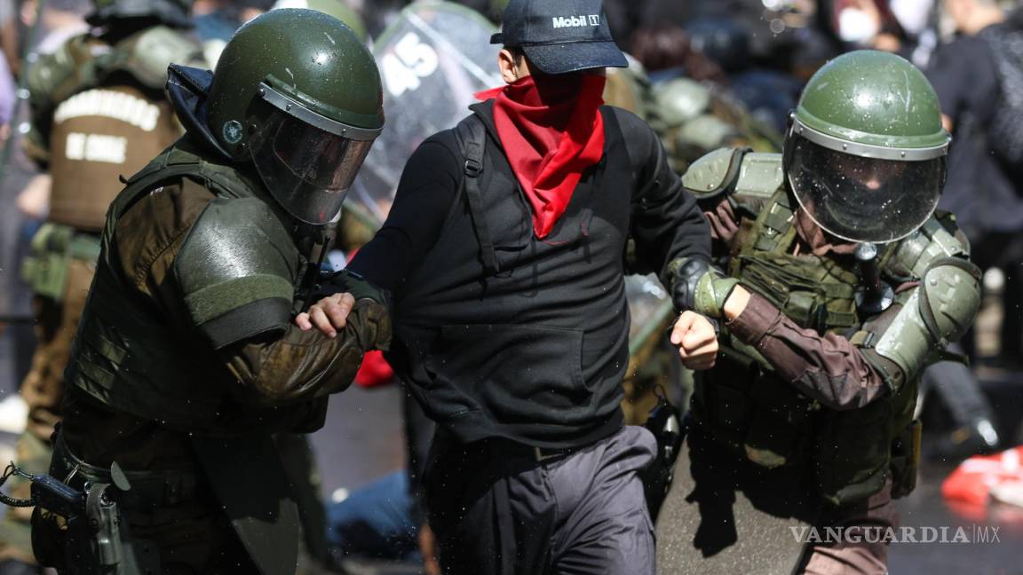 Reprimen a estudiantes con gases lacrimógenos y camiones con mangueras de agua en Chile