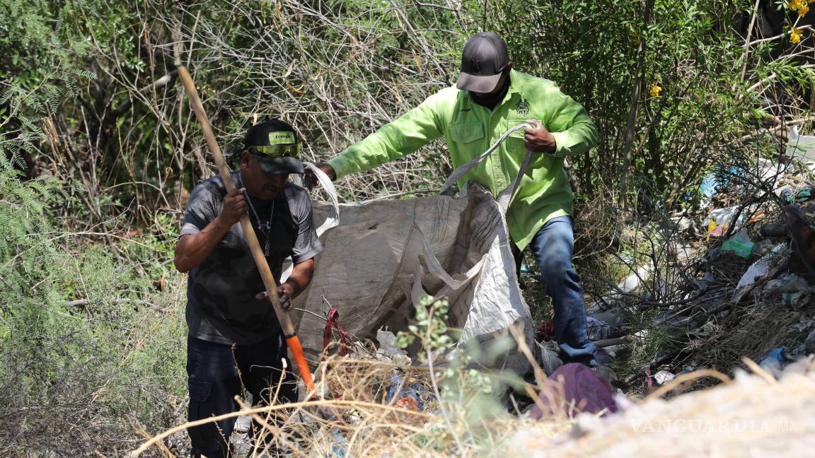 $!Brigadas del programa “Aquí andamos” han retirado más de 212 toneladas de basura de arroyos urbanos para reducir riesgos sanitarios y preservar el entorno natural.