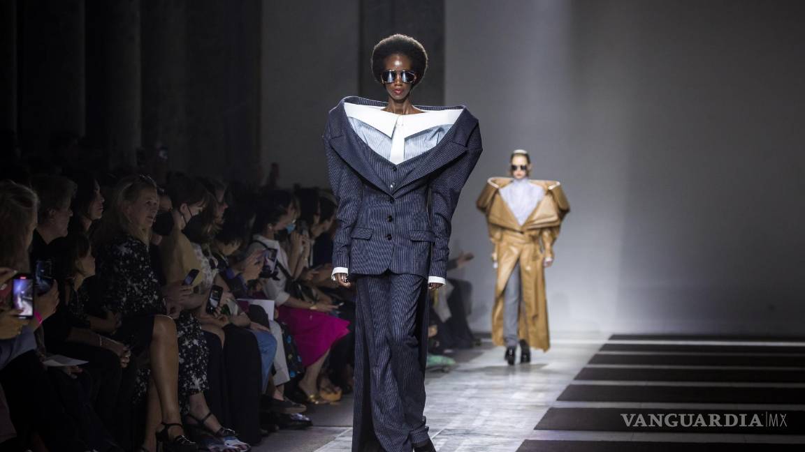 $!Los modelos presentan creaciones de la colección Otoño/Invierno 2022/23 de la casa de moda Victor and Rolf en la Semana de la Moda de París, en Francia.