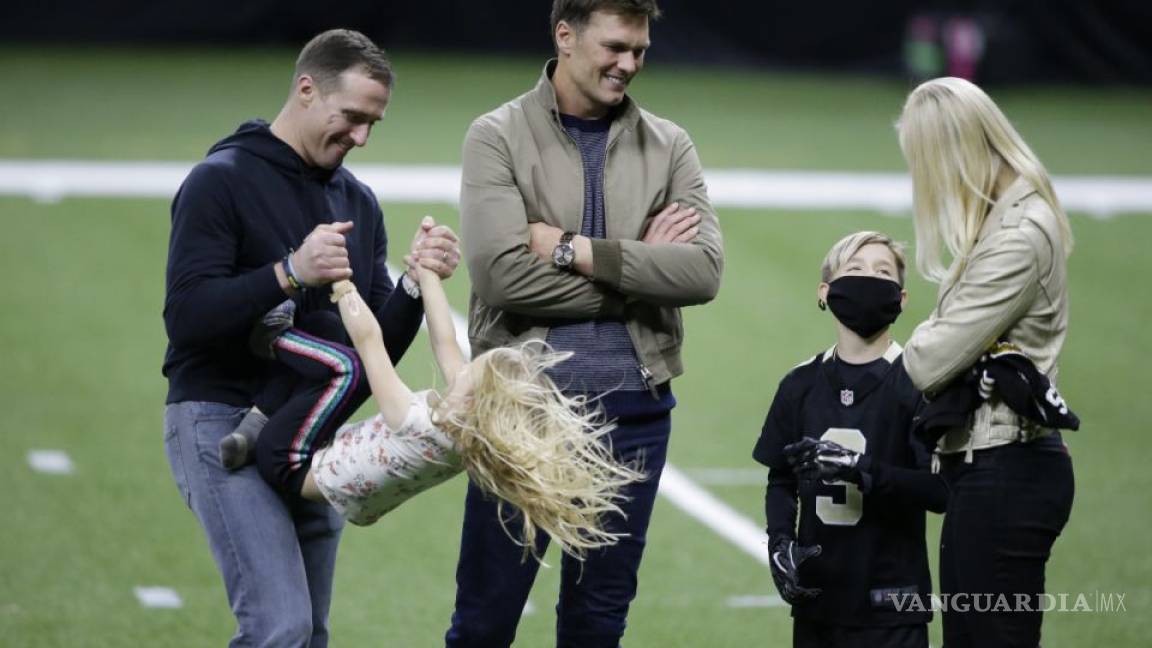 Tom Brady se pone a jugar con los hijos de Brew Brees al finalizar el partido