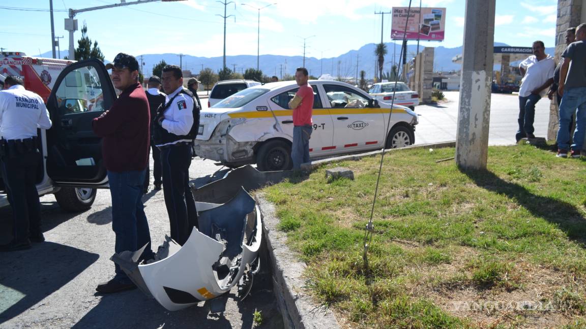 Por dar vuelta prohibida, un taxista le pega a moto y camioneta en Saltillo