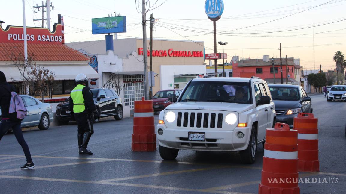 Obstaculizan automovilistas calles aledañas a escuelas de Saltillo