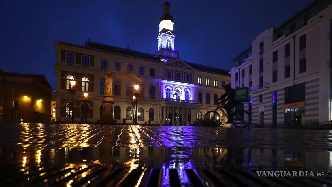 $!La torre del Ayuntamiento de Riga (c) está iluminada con los colores de la bandera nacional israelí, en Riga, Letonia.