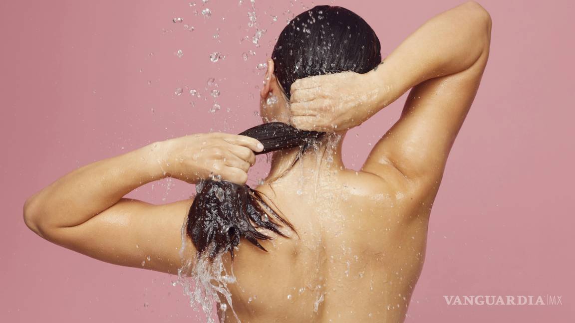 $!Uno de los hábitos más recomendados por especialistas es realizar masajes en el cuero cabelludo.