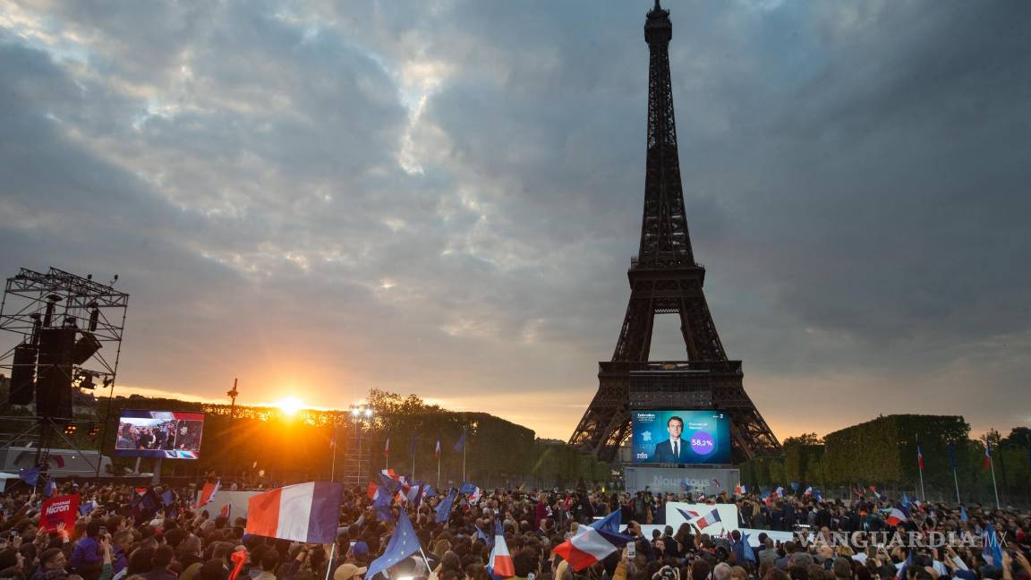$!Partidarios del presidente francés Emmanuel Macron (no en la foto) celebran en el Champs-de-Mars en París, Francia.