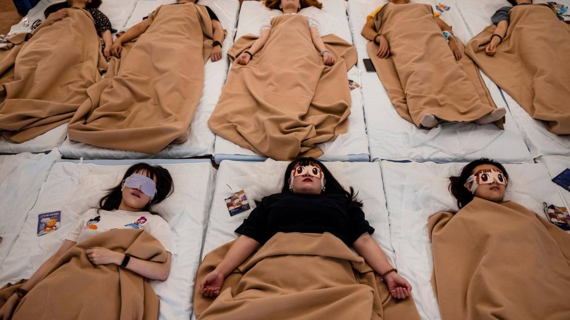 $!Los clientes meditan y duermen en Creative Shelter durante la sesión en Shanghai, China. EFE/EPA/Alex Plavevki