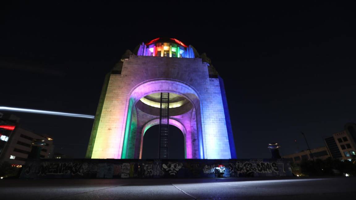 $!Fotografía del Monumento a la Revolución que se iluminó con los colores de la bandera LGBTIQ en la Ciudad de México (México).