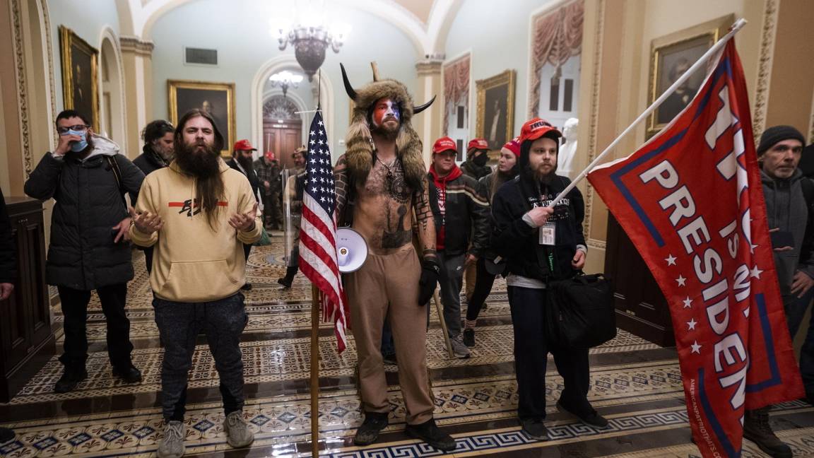 $!Partidarios de Trump, están junto a la puerta de las cámaras del Senado después de que violaron la seguridad del Capitolio. EFE/EPA/Jim Lo Scalzo
