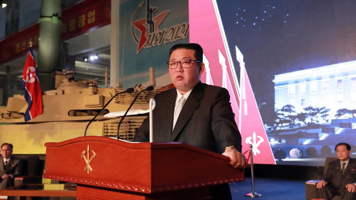 $!Una foto publicada por la Agencia Central de Noticias de Corea del Norte (KCNA) muestra al líder norcoreano Kim Jong-un pronunciando un discurso durante una visita a la exposición de desarrollo de defensa ‘Autodefensa-2021’, en Pyongyang, Corea del Norte. EFE/EPA/KCNA