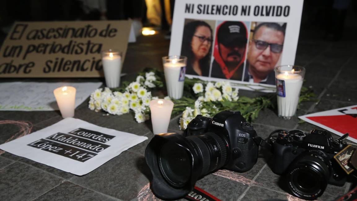 $!Periodistas de diferentes medios de comunicación protestan por los asesinatos a periodistas en la Plaza de Armas, en Guadalajara, Jalisco. EFE/Francisco Guasco