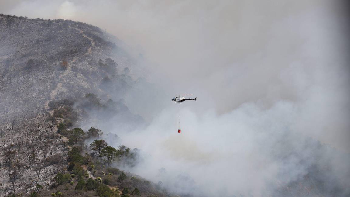 $!Saltillo, Coahuila 19 de mayo de 2022.-Continúa el fuerte incendio en el cañón de San Lorenzo, en la Sierra de Zapaliname.